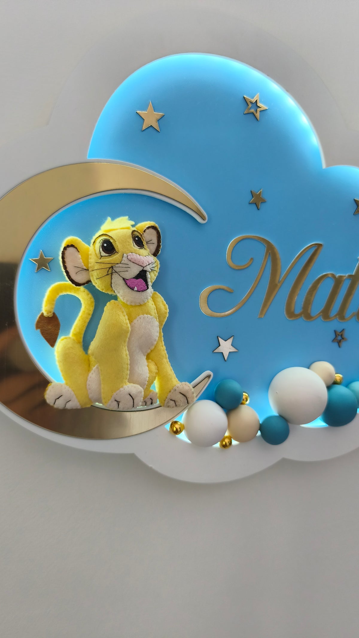 Dettaglio cucciolo di leone in feltro su luna dorata, nuvola led personalizzata con nome