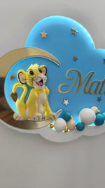 Dettaglio cucciolo di leone in feltro su luna dorata, nuvola led personalizzata con nome