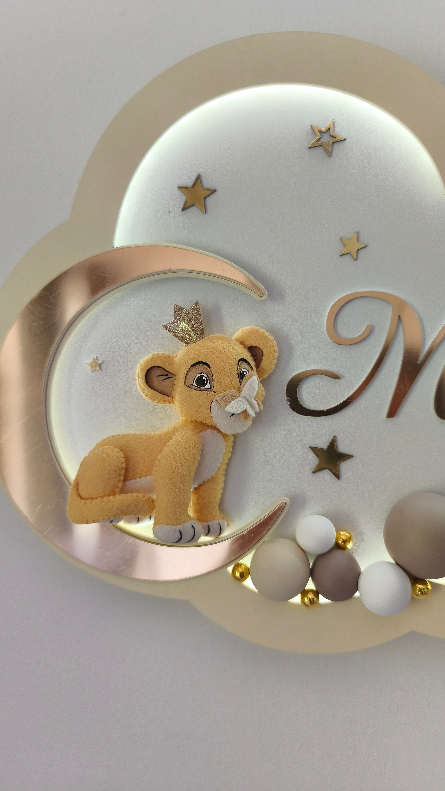 Dettaglio cucciolo di leone con coroncina su luna rame, nuvola bianca led personalizzata