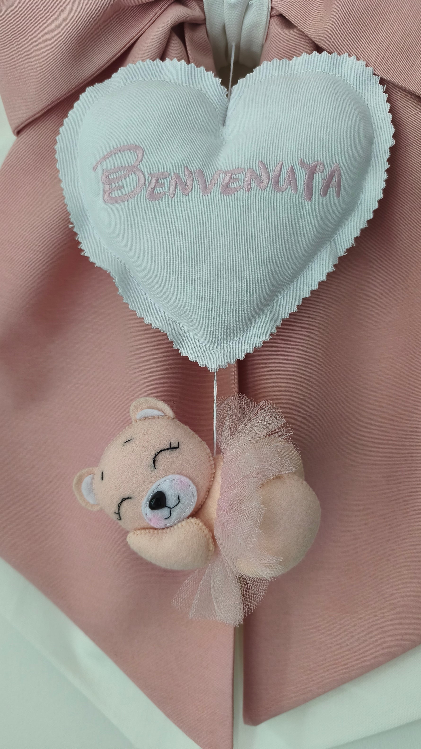 Dettaglio fiocco nascita bimba cuore bianco ricamato benvenuta con orsetta ballerina feltro tutù tulle rosa porta ospedale