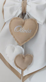 Dettaglio cuore ricamato Olivia con cuoricini a cascata, fiocco nascita tortora