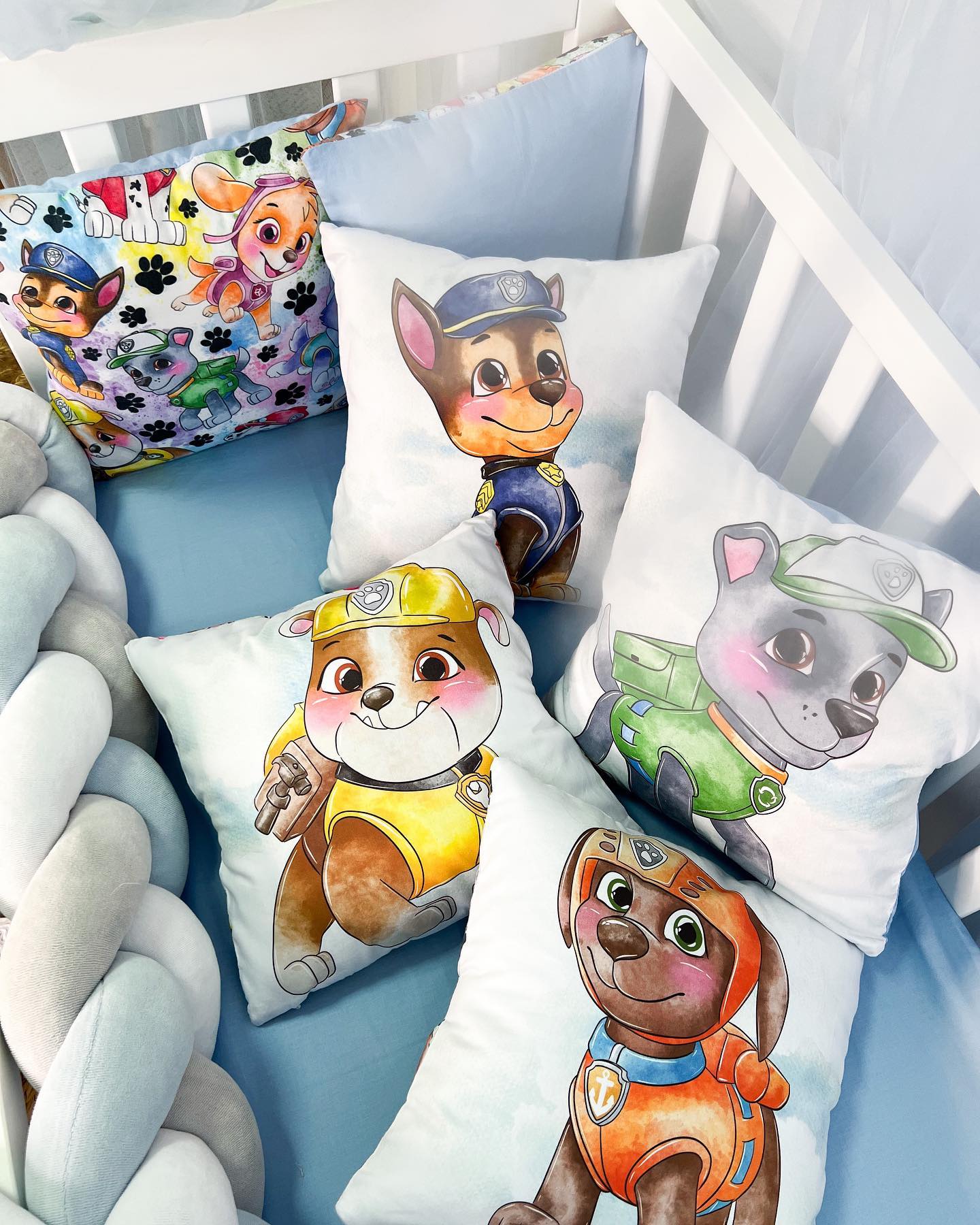 Dettaglio cuscini paracolpi sfoderabili Paw Patrol per lettino neonato con stampe Chase, Rubble e Rocky