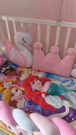 Dettaglio cuscini lettino cigno rosa e corona personalizzata con nome ricamato per cameretta bambina
