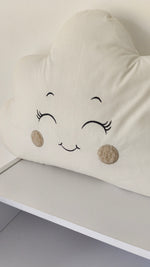 Dettaglio del ricamo di un cuscino a nuvoletta beige e panna, ideale come paracolpi e arredo culla per neonati.