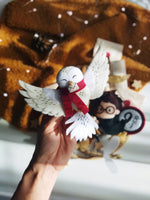 Giostrina culla Harry Potter dettaglio civetta Edvige in feltro con sciarpa e lettera, decorazione lettino neonato.