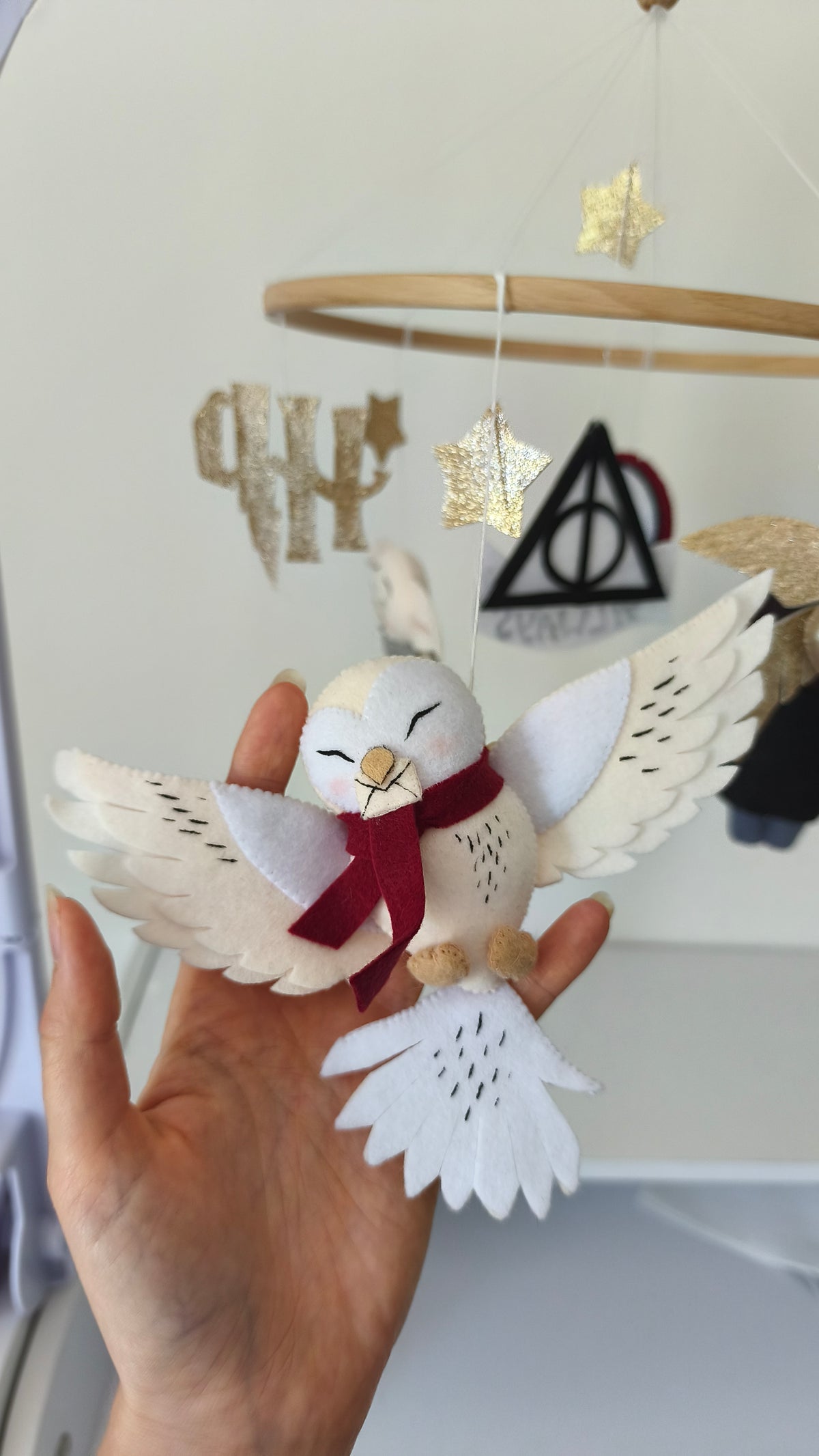 Giostrina culla Harry Potter dettaglio civetta Edvige in feltro con lettera e sciarpa, carillon lettino neonato magico