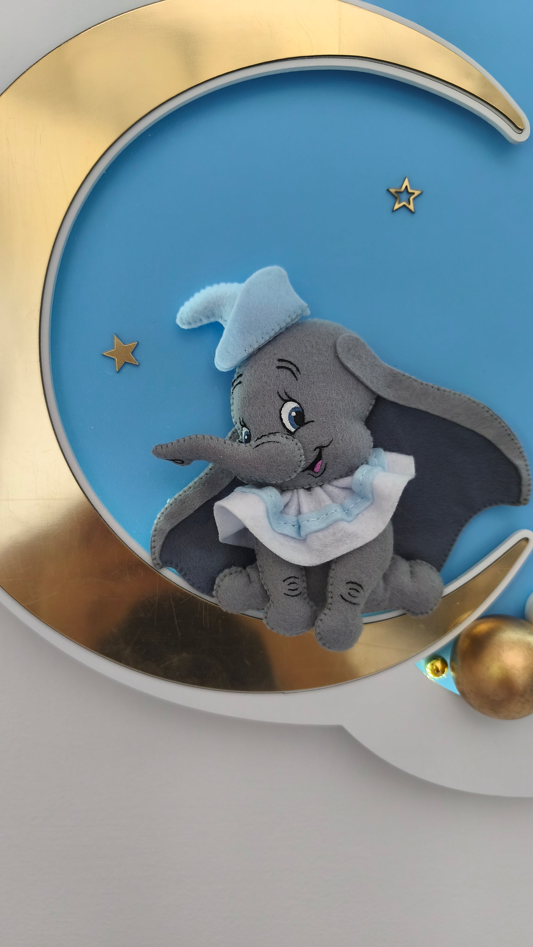 Elefantino in feltro con cuffia da notte su luna dorata, decorazione cameretta neonato con stelle
