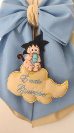 Dettaglio del ricamo fatto a mano su fiocco nascita con Goku baby e nuvoletta personalizzata