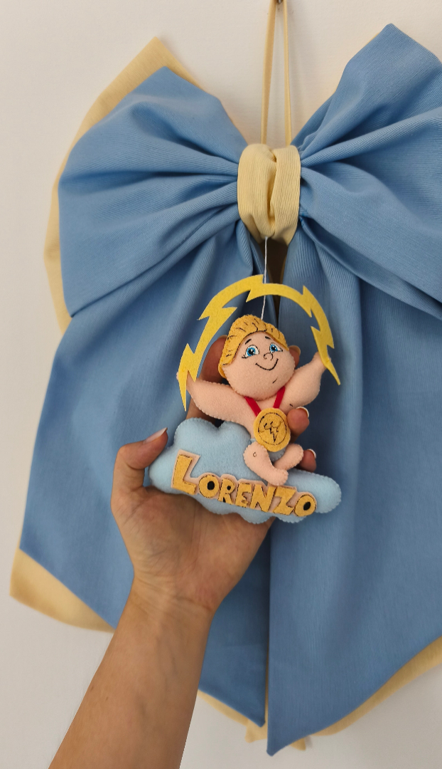 Dettaglio ravvicinato di fiocco nascita azzurro con piccolo Ercole imbottito, fulmini dorati e nuvola personalizzabile