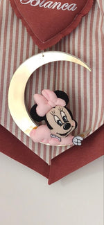 Dettaglio fiocco nascita rosso mattone con luna specchiata oro e personaggio Minnie baby in feltro.