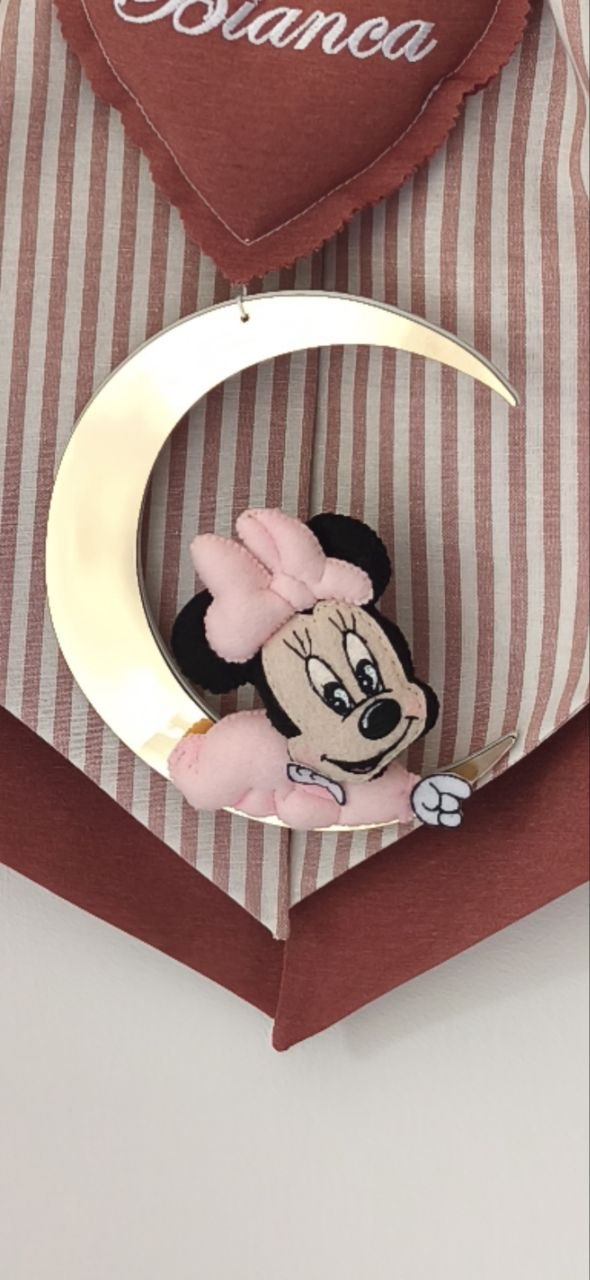 Dettaglio fiocco nascita rosso mattone con luna specchiata oro e personaggio Minnie baby in feltro.