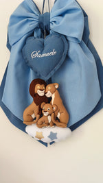 Dettaglio fiocco nascita azzurro con ricamo personalizzabile su cuore e personaggi Re Leone in feltro