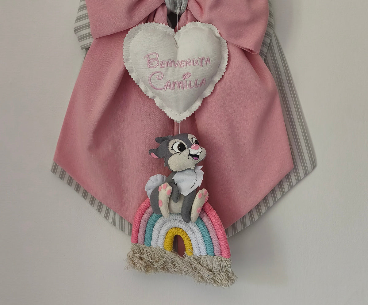Dettaglio fiocco rosa con cuore ricamato personalizzabile, coniglietto Tamburino feltro e arcobaleno boho macramè.