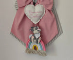 Dettaglio fiocco rosa con cuore ricamato personalizzabile, coniglietto Tamburino feltro e arcobaleno boho macramè.