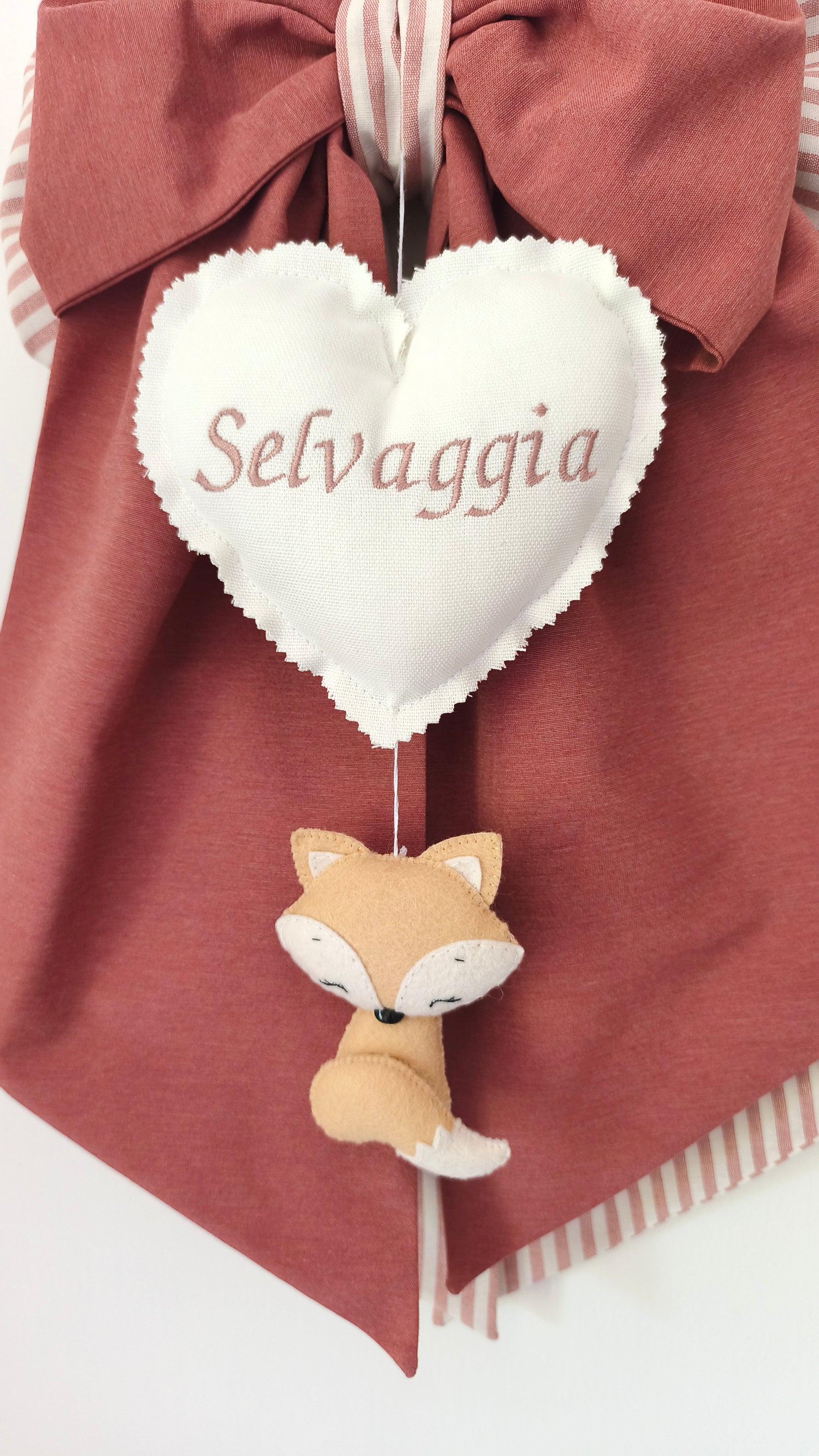 Dettaglio fiocco nascita terracotta con cuore ricamato personalizzabile e piccola volpina bosco in feltro