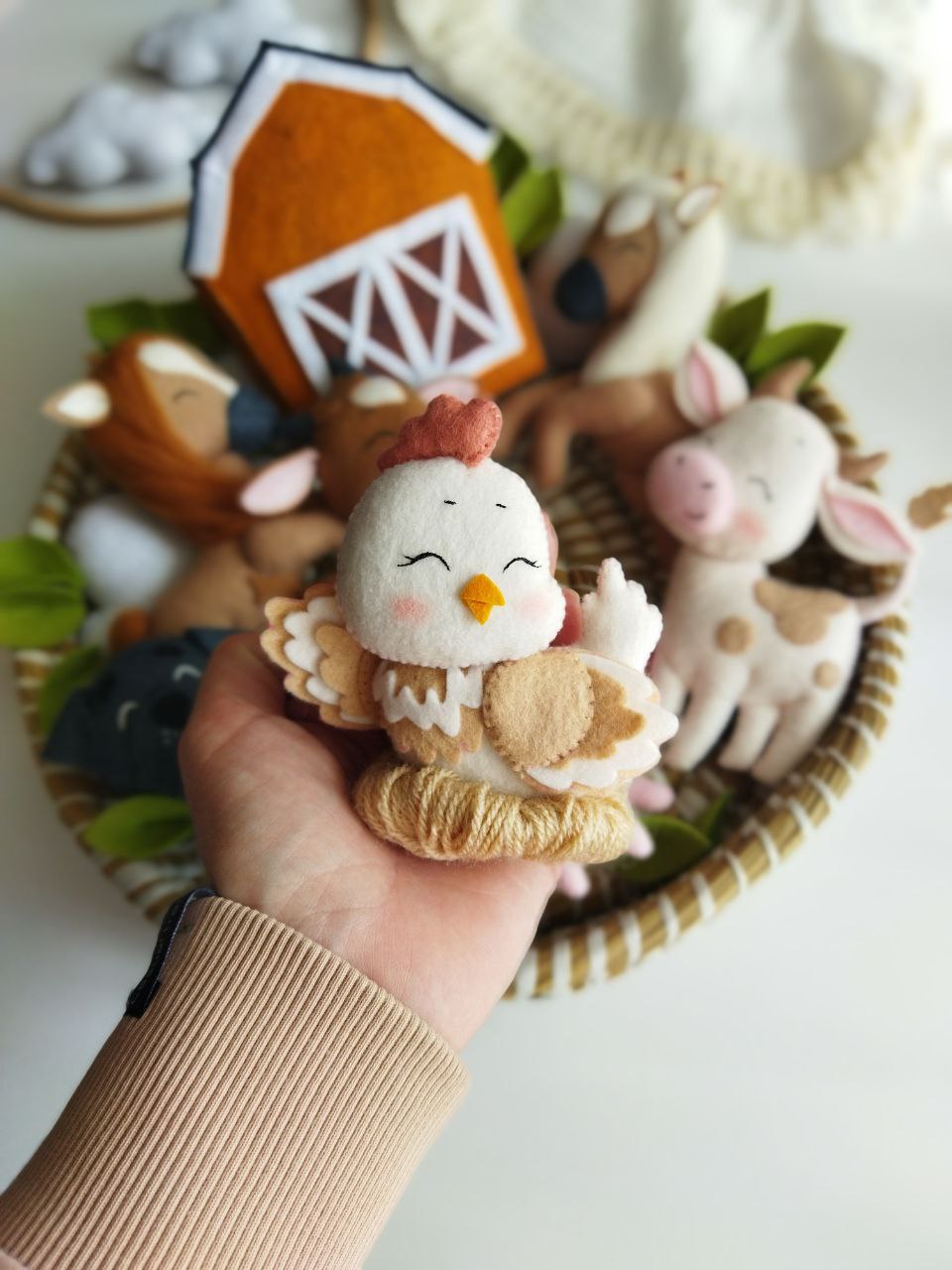Dettaglio mobile neonato handmade gallina feltro bianco decorazione culla tema fattoria artigianale