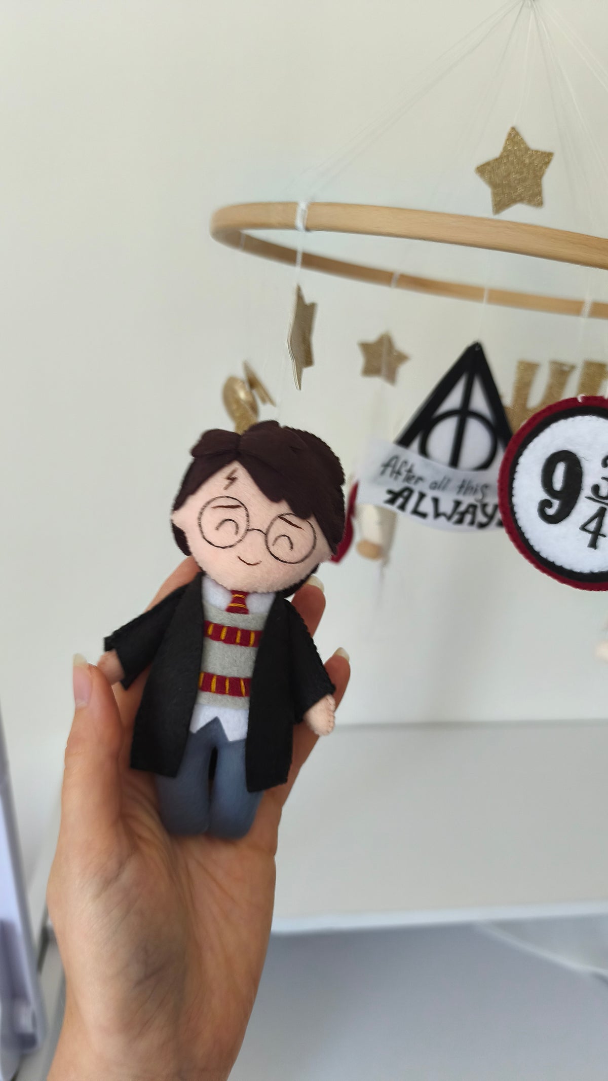 Giostrina culla Harry Potter dettaglio personaggio in feltro fatto a mano con occhiali e cicatrice, mobile letto neonato