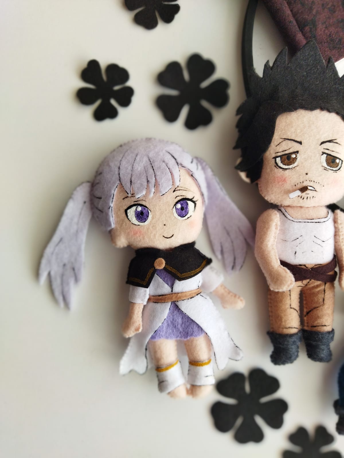 Giostrina culla Black Clover dettaglio personaggio Noelle Silva in feltro fatta a mano con trifogli, mobile letto anime