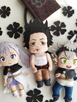 Giostrina culla Black Clover dettaglio personaggio Yami Sukehiro in feltro fatto a mano con trifogli, mobile letto anime