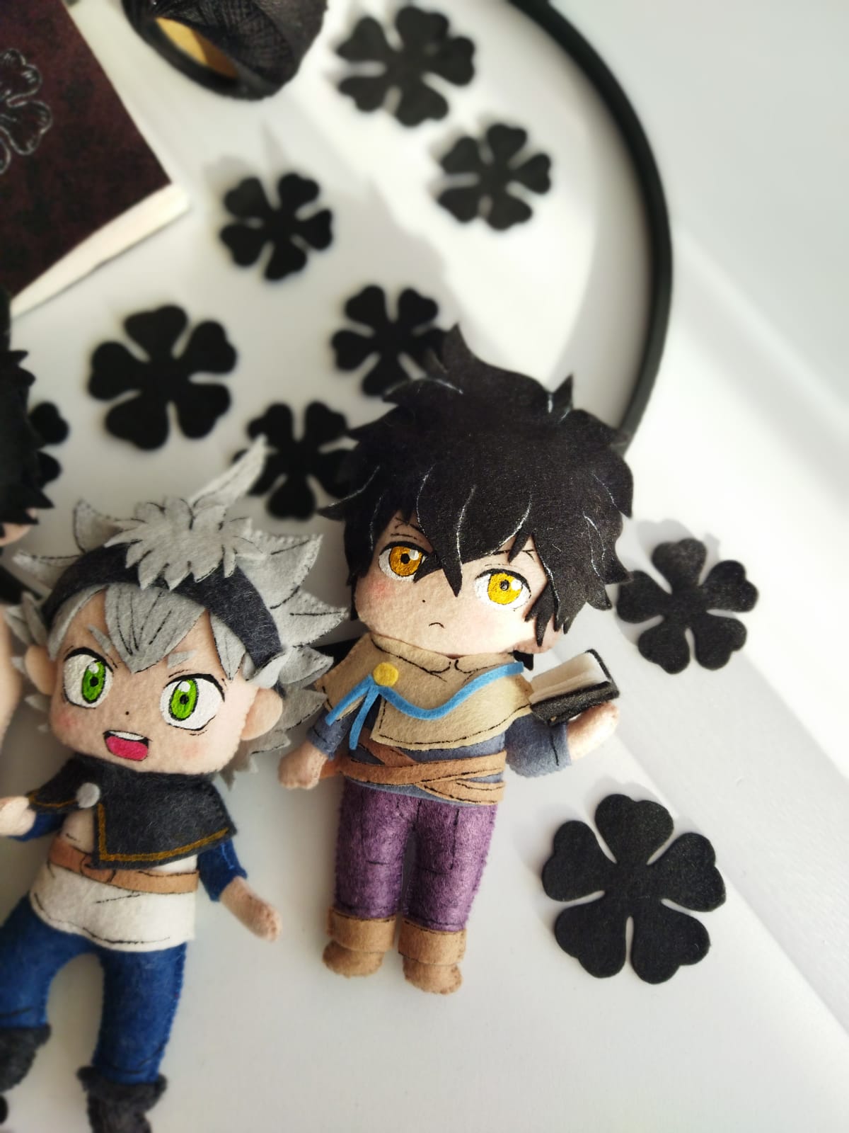 Giostrina culla Black Clover dettaglio personaggio Yuno in feltro fatto a mano con occhi dorati, mobile letto culla anime