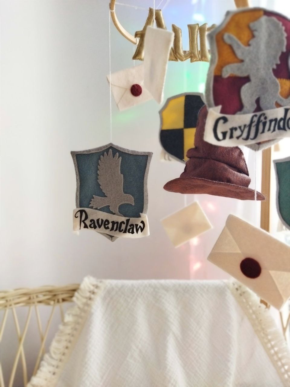 Giostrina culla Harry Potter dettaglio stemma Corvonero e cappello parlante in feltro, decorazione letto neonato.