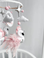 Dettaglio giostrina musicale culla cigno bianco con piume rosa e stelle argento mobile neonato handmade
