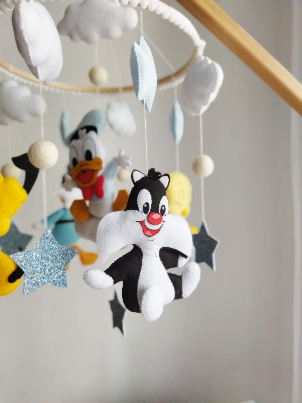 Dettaglio giostrina culla neonato Silvestro Paperino feltro cuciti a mano, stelle azzurre glitter nuvole cerchio legno cameretta