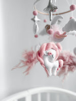 Dettaglio giostrina musicale culla unicorno bianco capelli rosa piume stelle argento mobile neonato handmade