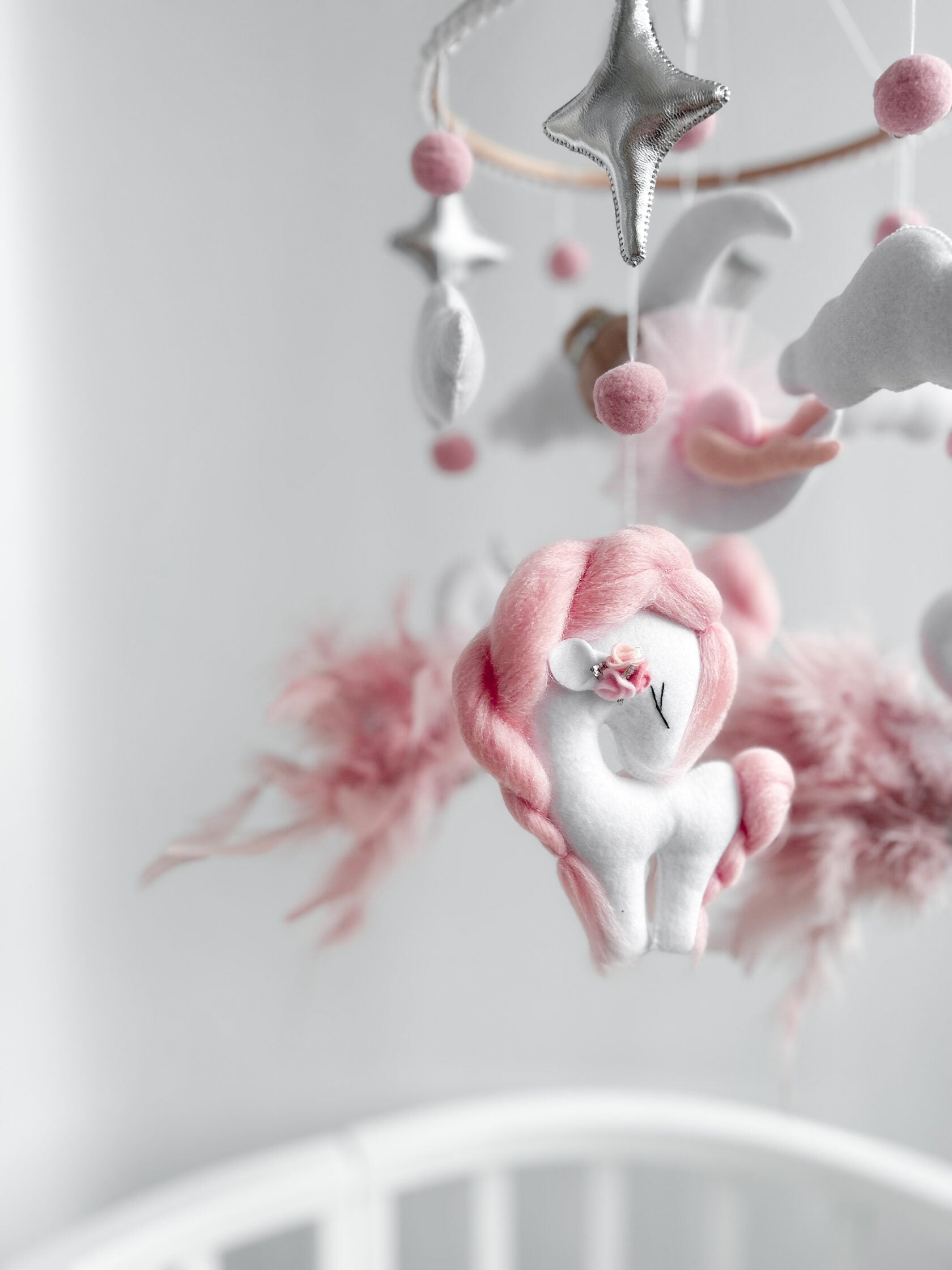 Dettaglio giostrina musicale culla unicorno bianco capelli rosa piume stelle argento mobile neonato handmade