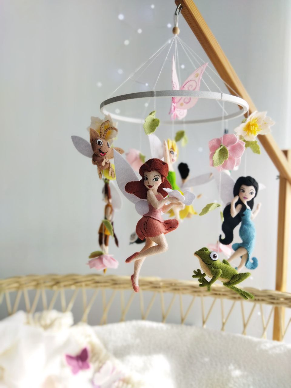 Giostrina culla fate Disney in feltro dettaglio con Rosetta, Argentea e rana, giostrina musicale lettino neonata