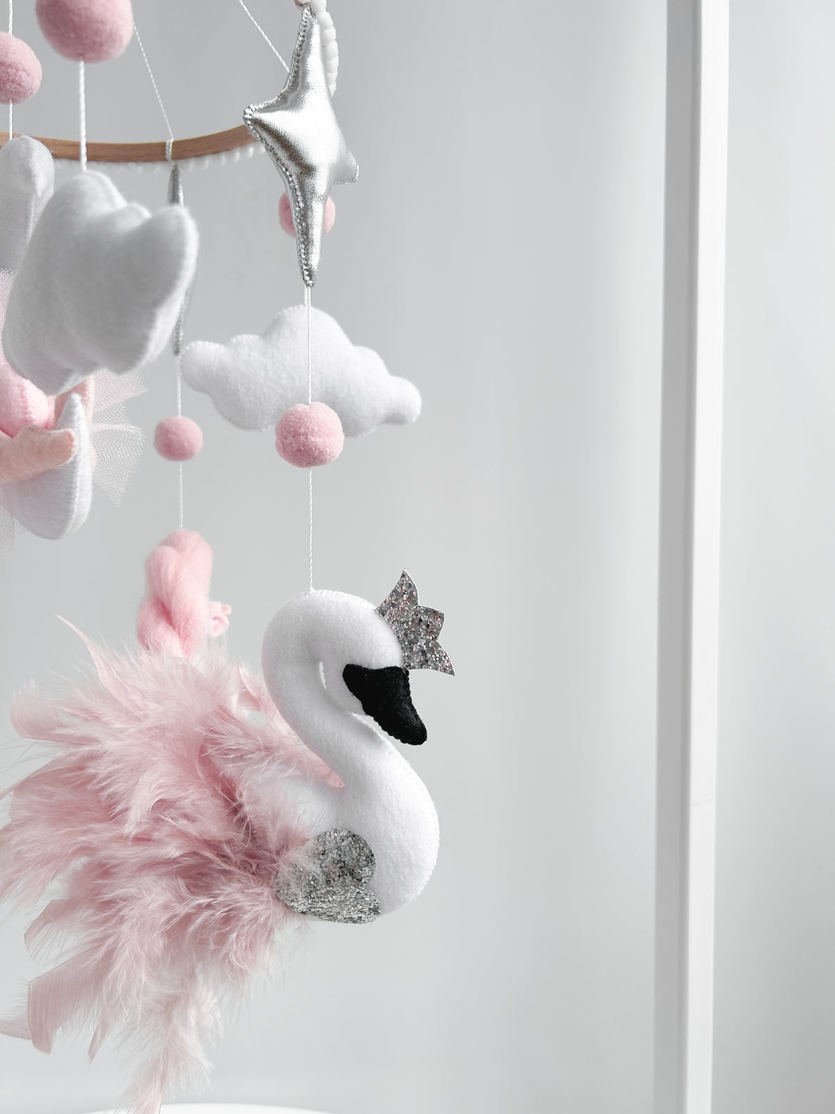 Dettaglio cigno feltro giostrina culla piume rosa argento glitter nuvole pompon bianche