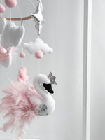 Dettaglio cigno feltro giostrina culla piume rosa argento glitter nuvole pompon bianche