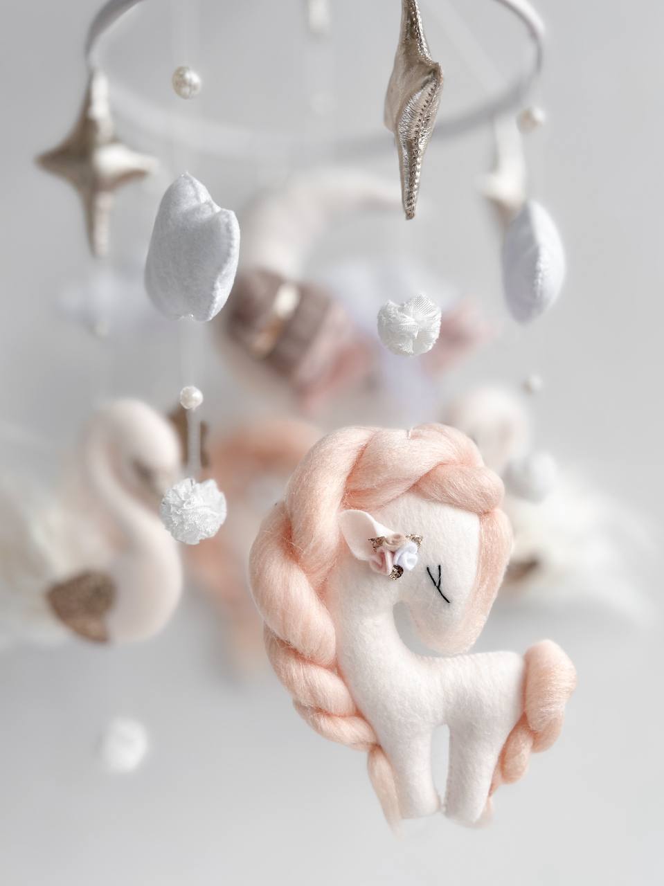 Dettaglio giostrina culla feltro unicorno bianco criniera rosa cipria stelle argento perle handmade neonata