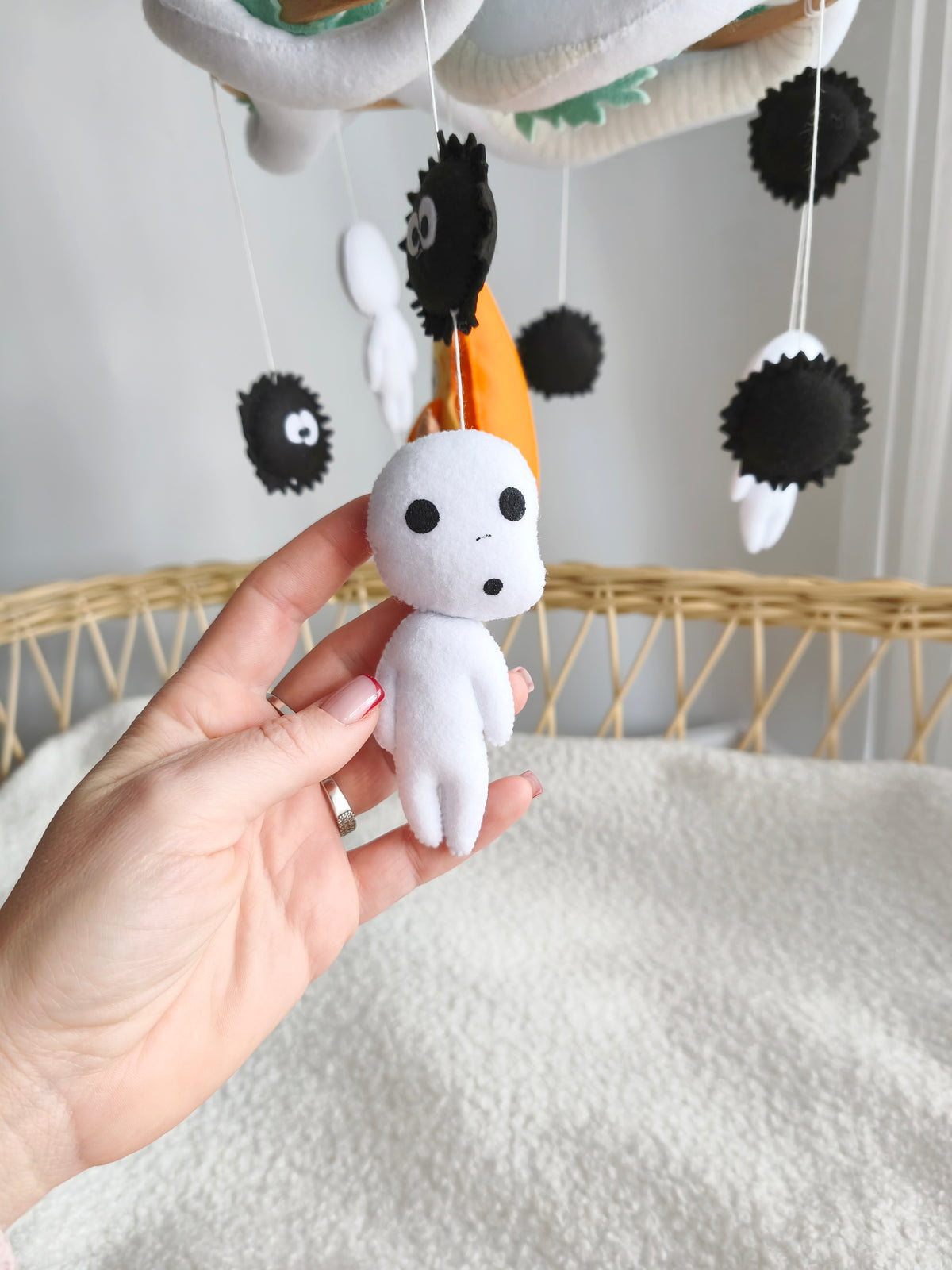 Giostrina culla Studio Ghibli dettaglio spirito della foresta Kodama in feltro bianco, carillon lettino neonato anime
