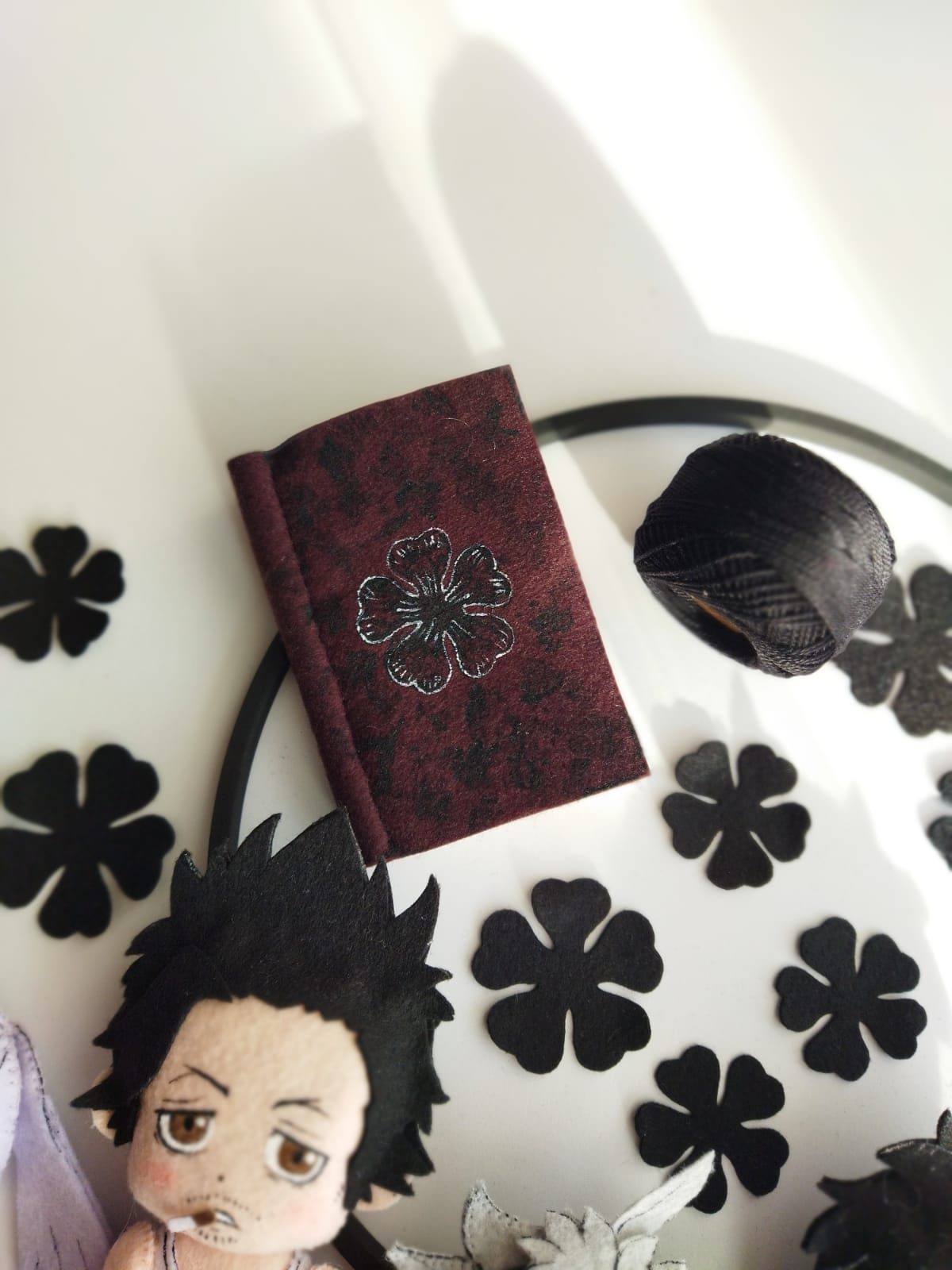 Giostrina culla Black Clover dettaglio grimorio a 5 foglie in feltro fatto a mano e trifogli neri, mobile letto culla anime