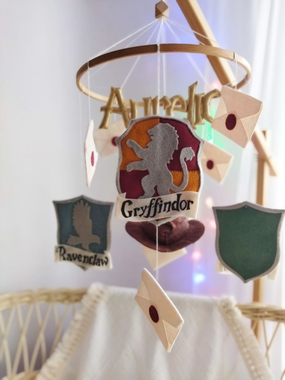 Giostrina musicale neonato Gryffindor e Ravenclaw in feltro con nome personalizzato, decorazione lettino Harry Potter.