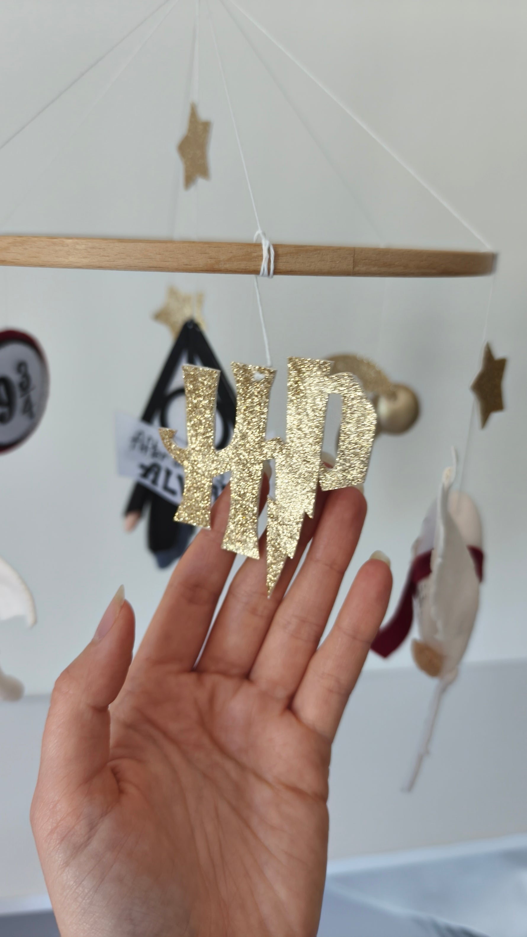 Giostrina culla Harry Potter dettaglio logo HP dorato glitterato in feltro, mobile lettino neonato fatto a mano artigianale