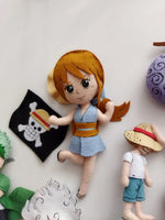 Giostrina culla One Piece dettaglio personaggio Nami in feltro con bandiera pirata fatta a mano, mobile letto neonato