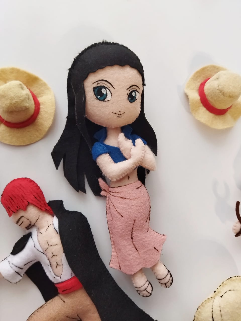 Giostrina culla One Piece dettaglio personaggio Nico Robin in feltro con mini cappelli di paglia