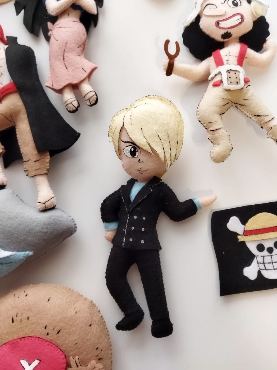 Giostrina culla One Piece dettaglio personaggio Sanji in feltro con abito nero fatto a mano