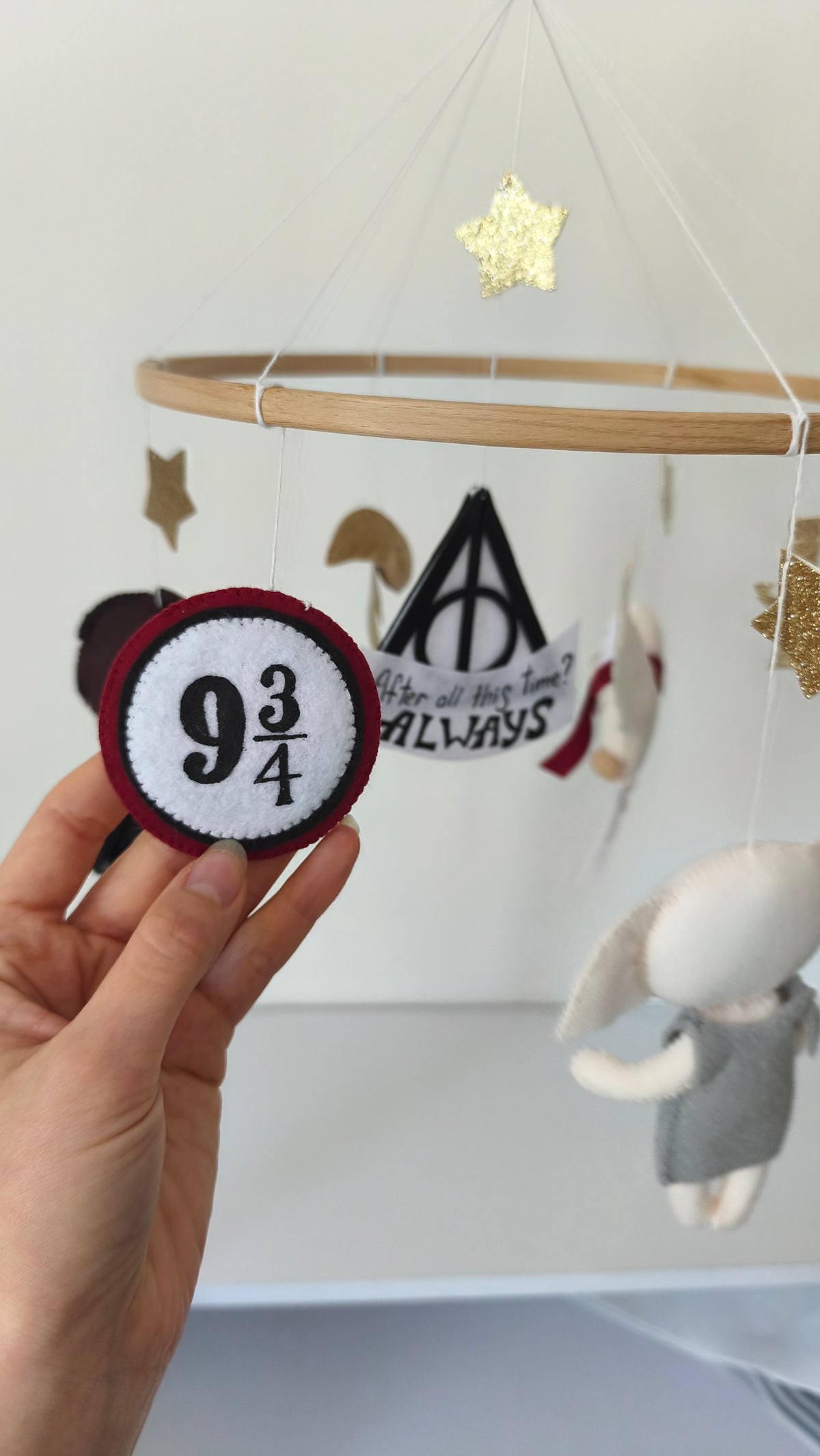 Giostrina culla Harry Potter dettaglio simbolo piattaforma 9 3/4 in feltro e logo Always, mobile lettino neonato magico