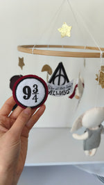  Giostrina culla Harry Potter dettaglio simbolo piattaforma 9 3/4 in feltro e logo Always, mobile lettino neonato magico