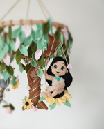 Dettaglio giostrina musicale Pocahontas in feltro con personaggio su altalena di girasole e albero Nonna Salice.