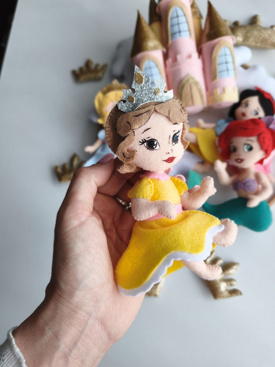 Giostrina culla principesse Disney dettaglio Belle in feltro con vestito giallo e corona glitter, mobile letto neonata