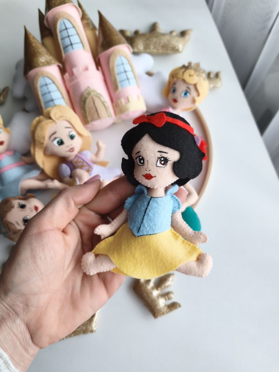 Giostrina culla principesse Disney dettaglio Biancaneve in feltro fatta a mano con fiocco rosso, mobile letto neonata