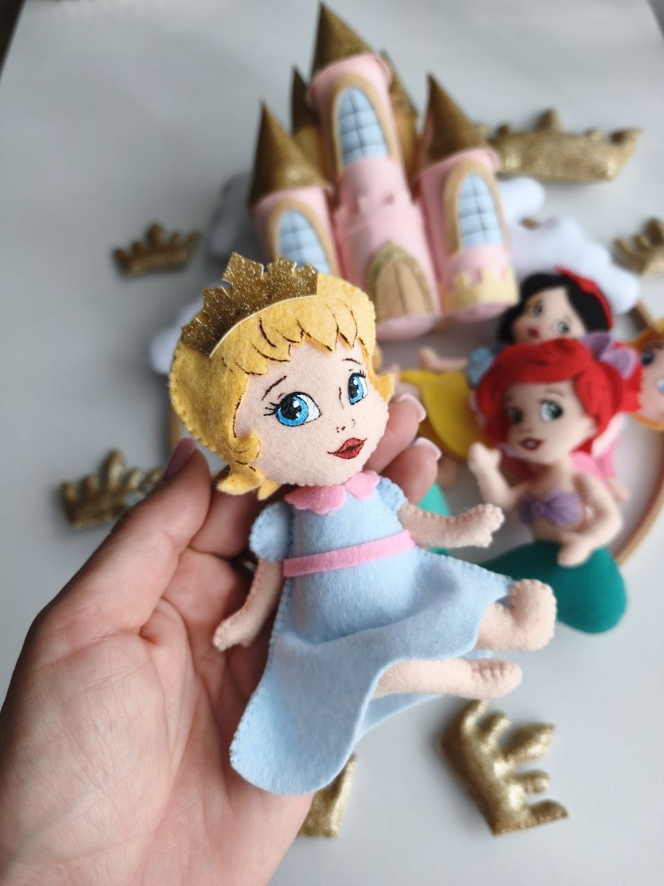 Giostrina culla principesse Disney dettaglio Cenerentola in feltro con vestito azzurro e corona, mobile letto neonata
