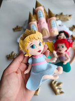 Giostrina culla principesse Disney dettaglio Cenerentola in feltro con vestito azzurro e corona, mobile letto neonata