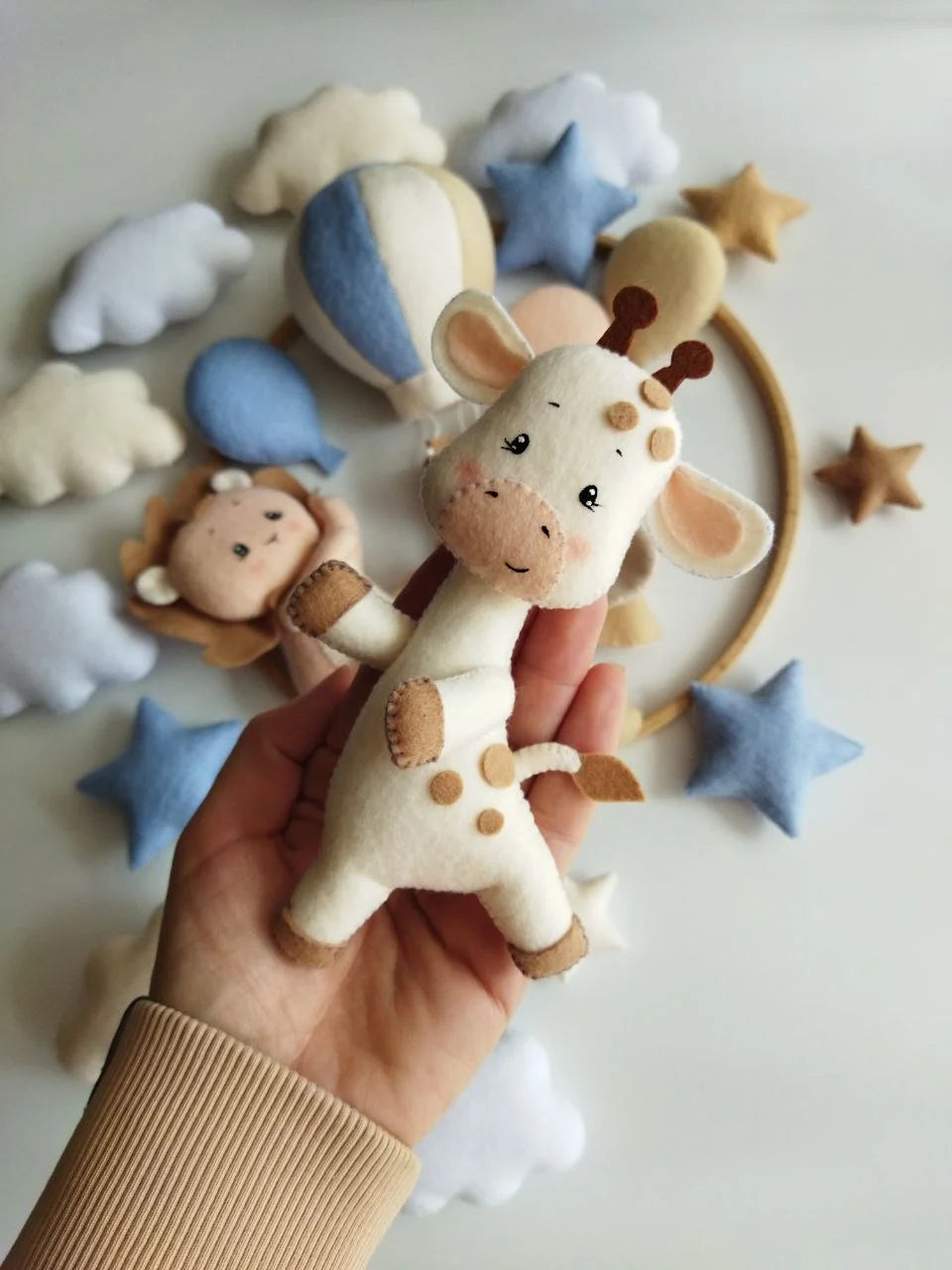 Dettaglio giraffa feltro cucita a mano per mobile culla neonato