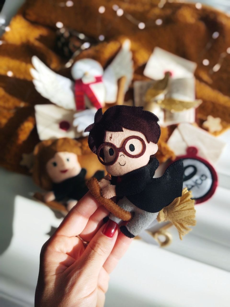 Giostrina culla Harry Potter dettaglio personaggio fatto a mano sulla scopa con occhiali, carillon lettino neonato.