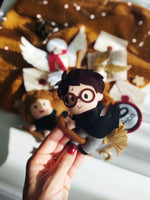 Giostrina culla Harry Potter dettaglio personaggio fatto a mano sulla scopa con occhiali, carillon lettino neonato.